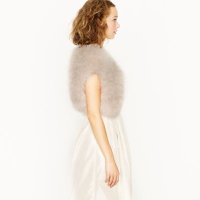 Feather f&ecirc;te shrug