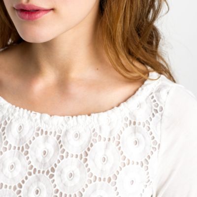 Ring-around eyelet top